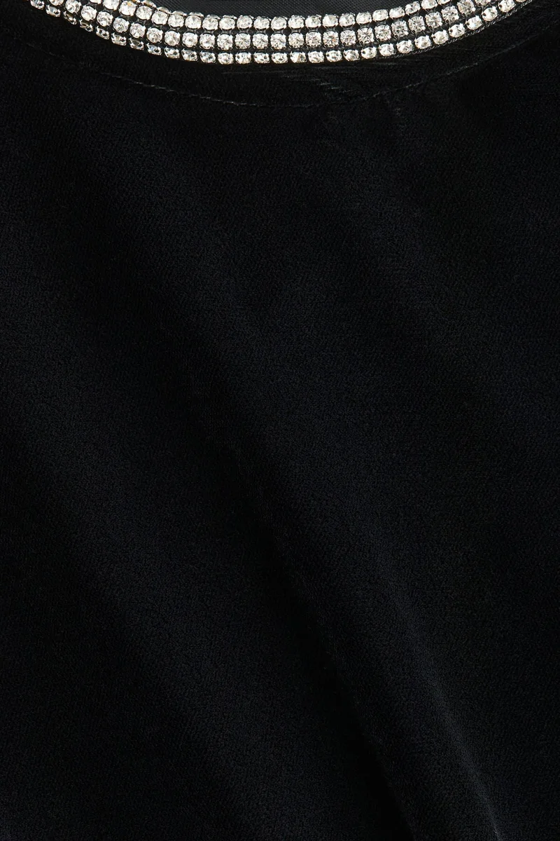 اتش اند ام بلوزة مخملية مزينة بأحجار الراين